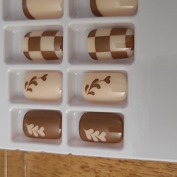 2/$16 Boho Hearts & Checkerboard Press On Nails - Picture 11 of 15
